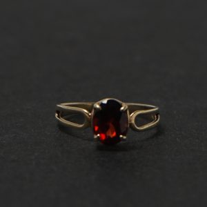 10k Gold Ring w/ Garnet / size: 6.5
