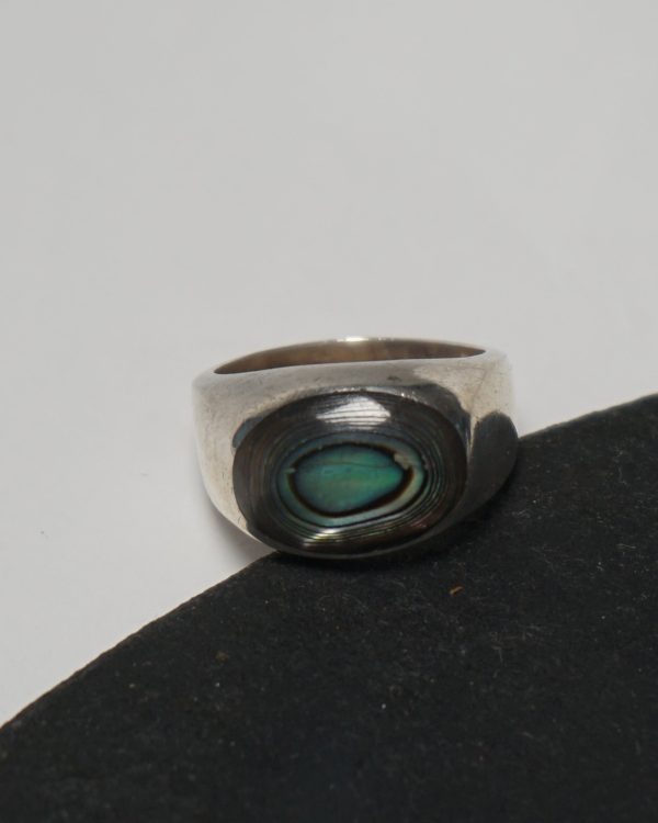 Silver Ring w/ Shell / size: 10